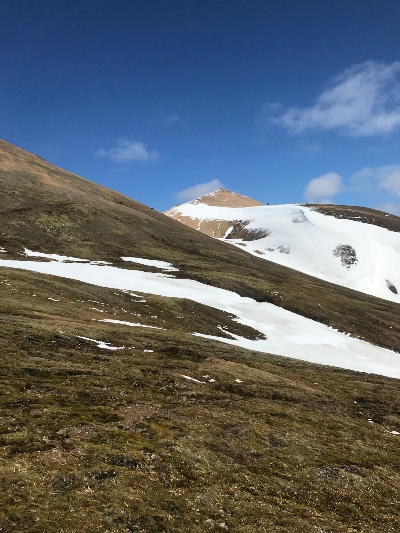 Blue skies and Móskarðshnjúkar summit seen from afar