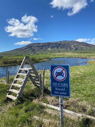 The trailhead of the hike to Brúarfoss Waterfall in Iceland