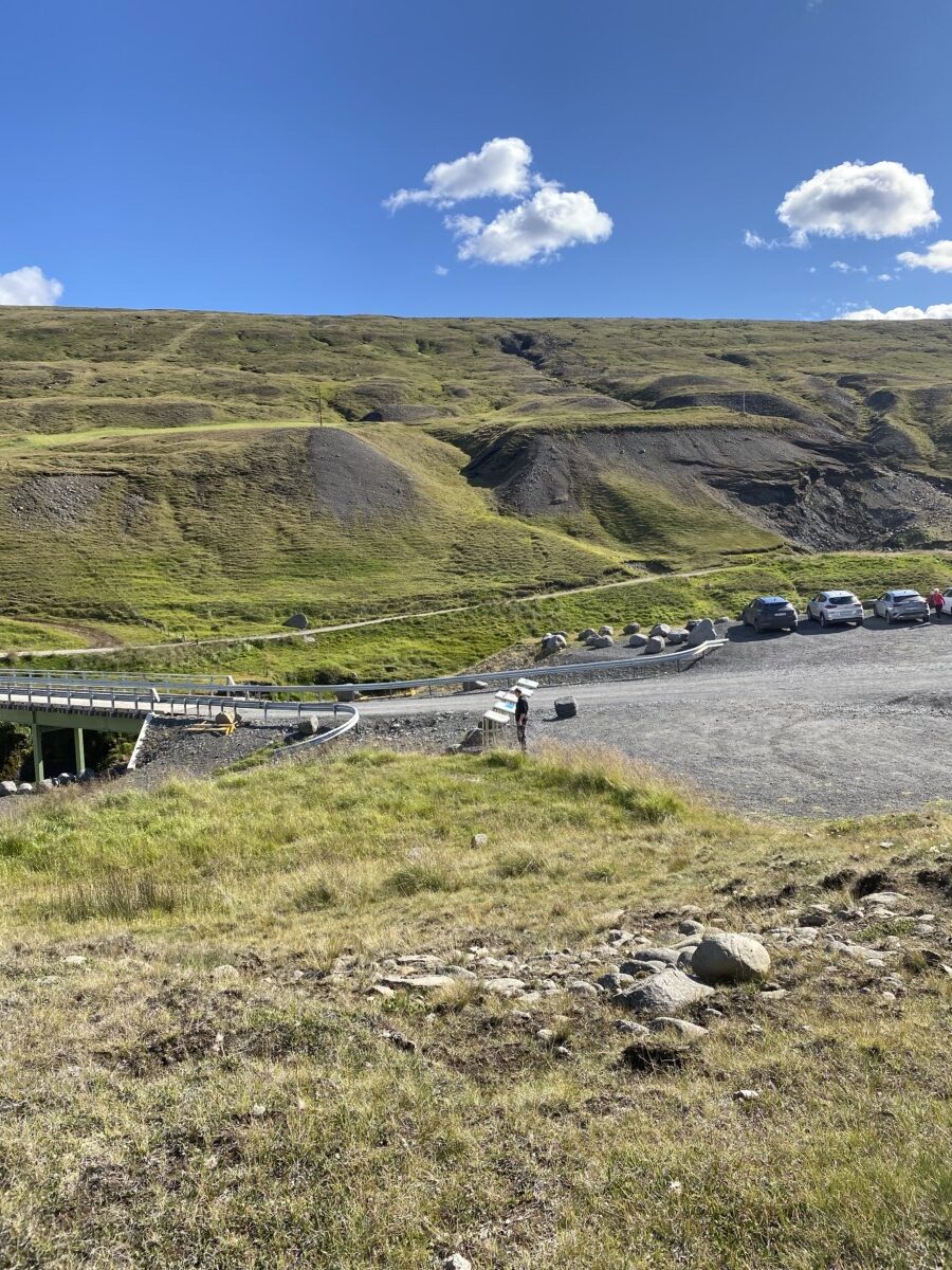 Overview of parking 1 at the trail to Stuðlagil Canyon