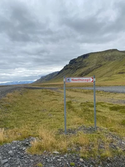 The sign by the road that says Nauthúsagil